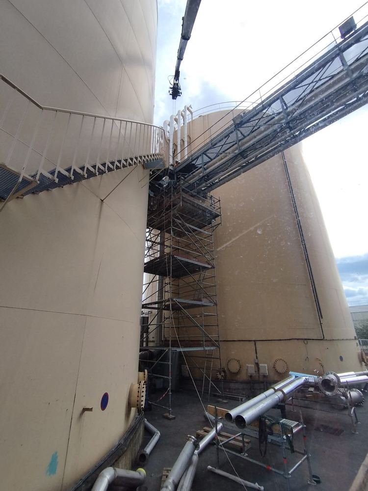Tuyauteries préfabriquées au pied des réservoirs avant montage