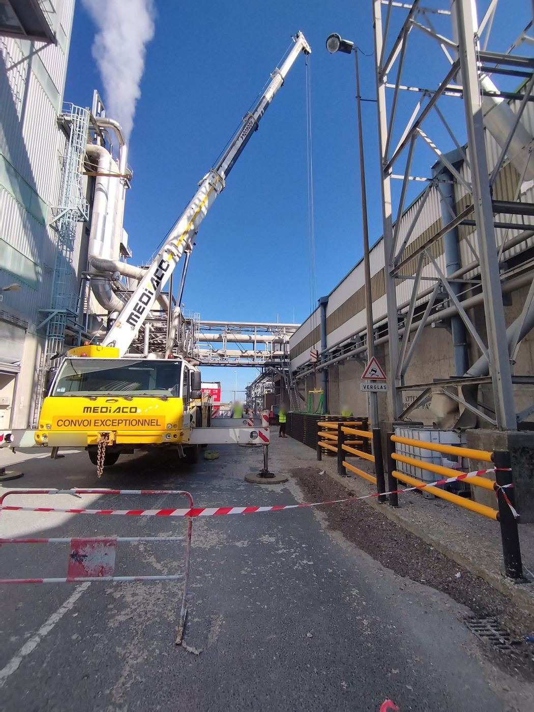 Grue mobile en opération de levage sur un site industriel