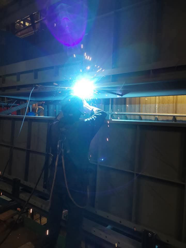 Soudeur au travail sur une structure en acier