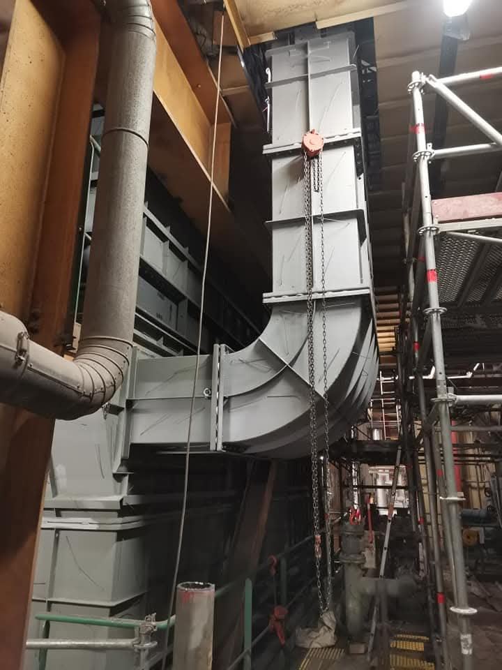 Gaine chaudronnée coudée installée en hauteur