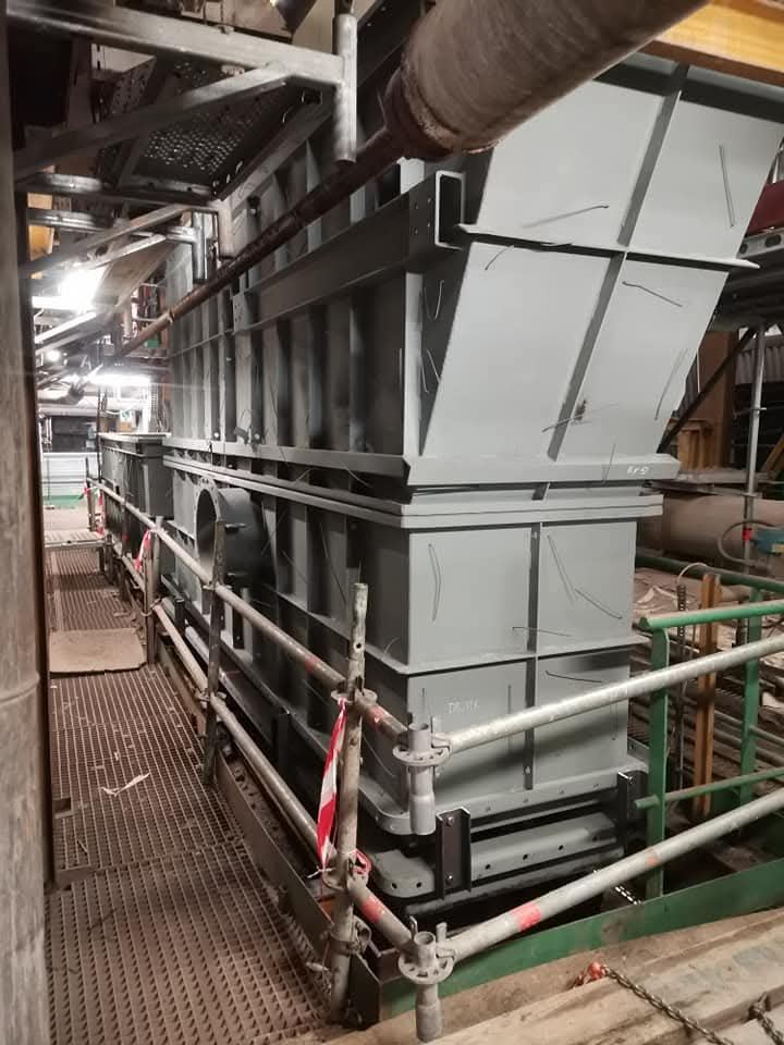 Caissons chaudronnés en place le long d'une passerelle