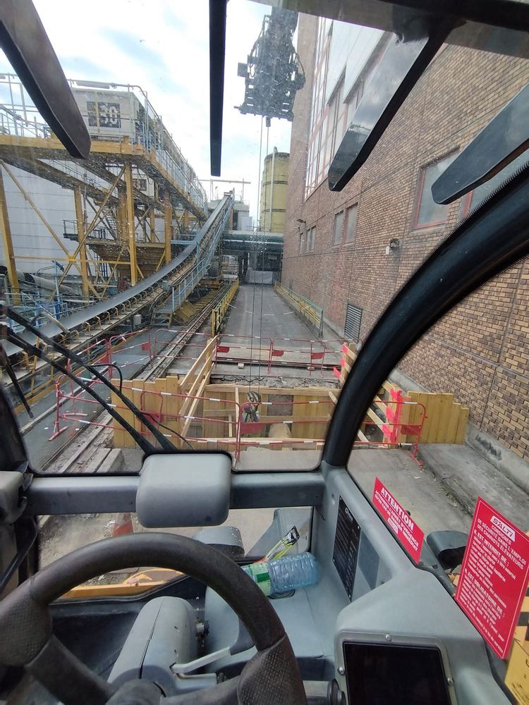 Tranchée blindée balisée sur un site industriel