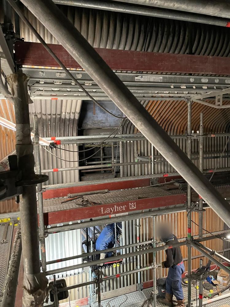 Échafaudage intérieur pour travaux sur les écrans de tubes