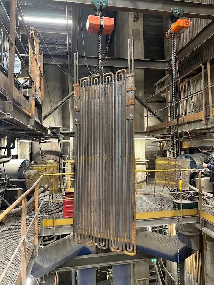 Faisceau de tubes de chaudière levé aux palans électriques