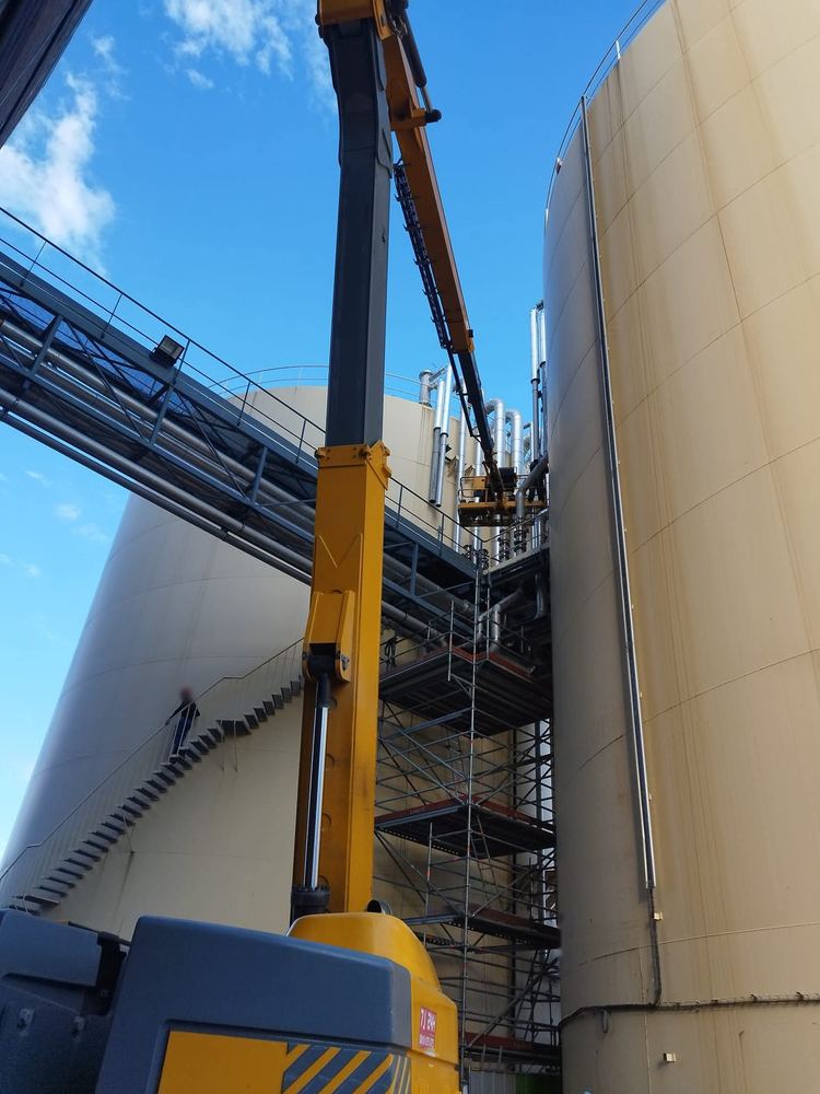 Nacelle en tête de réservoirs pour le montage de tuyauteries
