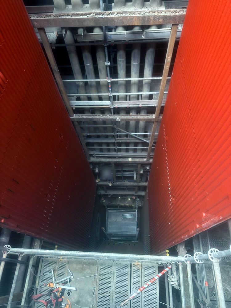 Panneaux neufs installés de part et d'autre de la chaudière