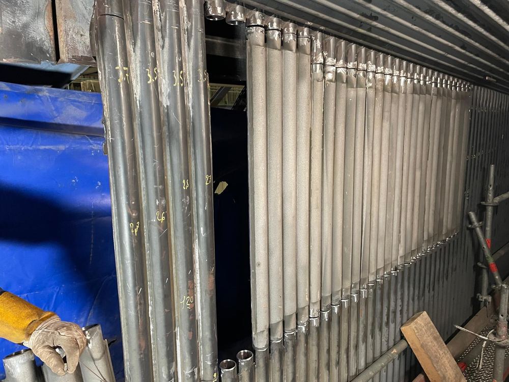 Écran de tubes en cours de remplacement