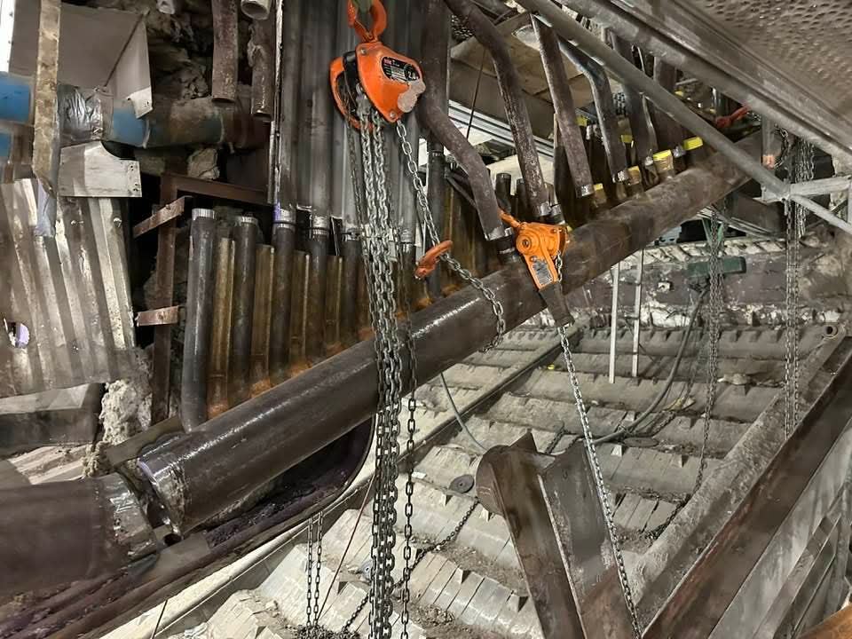 Collecteur de chaudière maintenu par des palans